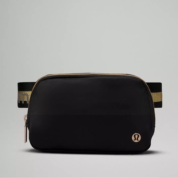 Lululemon Everywhere Belt Bag Black & Gold Logo Strap Crossbody Bag Nwt - Picture 1 of 6